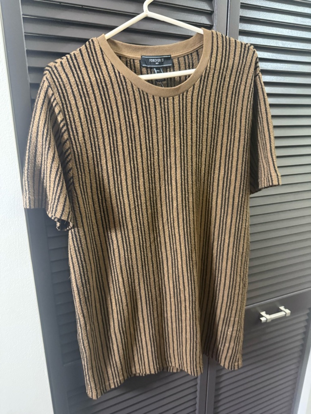 Forever 21 Men's Tan and Black Vertical Ribbed Short Sleeve Tee